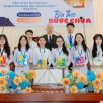 14. Phát thưởng cho khoá sinh có thành tích tốt