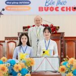 15. Phát thưởng cho khoá sinh có thành tích tốt