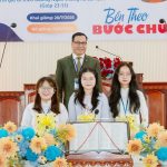 16. Phát thưởng cho khoá sinh có thành tích tốt