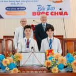 17. Phát thưởng cho khoá sinh hạng nhì (phải), thủ khoa (trái)