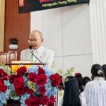 8. MS Nguyễn Trung Thông cầu nguyện cho khoá sinh dâng mình cho Chúa