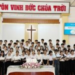 Ban hát 1 (tổ 1-5) tôn vinh Chúa trong quyển TVCHH 02 “Trọn Cả Tấm Lòng”