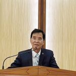 Mục sư Đinh Tấn Vĩnh giảng Lời Chúa trong lễ Bế giảng