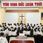 Mục sư Nguyễn Thế Vinh cầu nguyện cho các khóa sinh hứa nguyện dâng đời sống mình cho Chúa