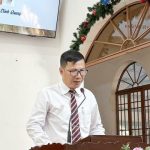 Mục sư Võ Đinh Quang cầu nguyện tất lễ