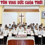 Trao chứng nhận cho các học viên (1)