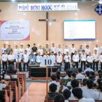 Trao chứng nhận cho các tổ trưởng hoàn tất khoá học do các khoá sinh khá đông.