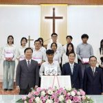 Trao phần thưởng cho khóa sinh Thủ khoa, giải nhất và các khóa sinh có thứ hạng cao