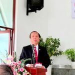 13 – MS Mã Phúc Hiệp chúc mừng và tặng quà