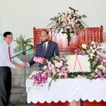 14 – Thư Ký HTTL Tân Phú tặng quà