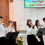 4. Thanh niên HT Vĩnh Long hướng dẫn phần ngợi khen Chúa