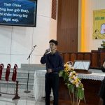 5. Thanh niên HT Song Phú hướng dẫn phần ngợi khen Chúa.jpg