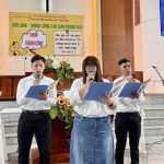 6. Thanh niên HT Thành Lợi hướng dẫn phần ngợi khen Chúa.jpg