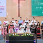 Giáo viên Thiếu nhi nói tiếng phổ thông tôn vinh Chúa