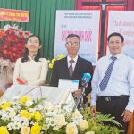 Ban Đại Diện Tin Lành tỉnh Cà Mau tặng quà chúc mừng.