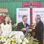 Ban Đại diện Tin Lành tỉnh Đồng Nai tặng quà chúc mừng.