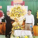 Ban Dân Tộc và Tôn Giáo tỉnh Đồng Nai tặng hoa chúc mừng.