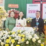 Ban Nữ giới tỉnh Đồng Nai tặng quà Chúc mừng.