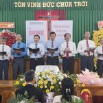 Ban hát Hội Tánh Hải An va Ngã Năm Tôn vinh Chúa Thánh ca 203 TrôngMong Thiên Ân