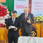 Mục sư Nguyễn Thế Hiển UVTLH thực hiện Nghi thức Bổ nhiệm Tân Quản Nhiệm