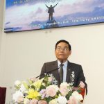 Mục sư Nguyễn Xuân Mai- UV BĐD hướng dẫn chương trình hiệp nguyện.