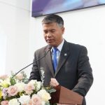 Mục sư Tou neh Blinh cầu nguyện, cầu thay về nhu cầu tài chánh xây dựng nhà thờ và Trường trung cấp thần học