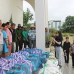 12. Bạn Kiều Dư – Chuyên viên đơn vị Đồng hành LOVE YOUR ĐÀ NẴNG hướng dẫn bà con sử dụng các loại thuốc