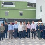 15. Đoàn phát quà tương tế chụp hình kĩ niệm