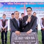 Mục sư chủ lễ và Mục sư Quản nhiệm đặt tay cầu nguyện đặt viên đá xây dựng nhà thờ Tin Lành Plei Dung Rơ