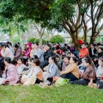 Quang cảnh chương trình bên ngoài nhà thờ (1)