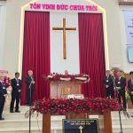 Mục sư Nguyễn Thế Hiển, Ủy viên Tổng Liên Hội, Mục vụ tỉnh Đồng Nai cử hành nghi thức cung hiến.