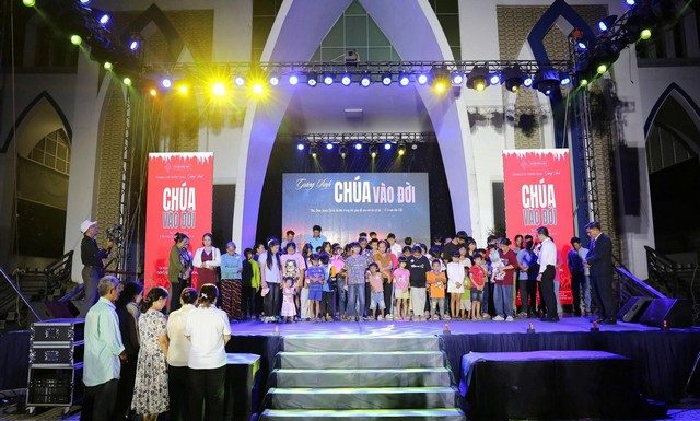 Khởi động Giáng sinh: Lâm Đồng – 62 người Tiếp nhận Chúa trong Đêm Truyền giảng