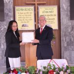 Hội Đồng Giáo Phẩm tặng quà Chúc mừng