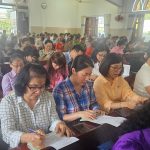Các học viên chăm chú làm bài khảo sát kết thúc khóa học.