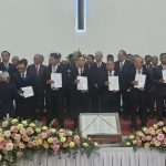 Mục sư Điểu Huynh, UV.TLH,UV.HĐTV&TPMS trao tặng Kinh Thánh.