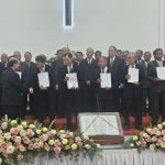 Mục sư Đỗ Việt Hùng, UV.TLH,UV.HĐTV&TPMS trao tay hữu thông công.