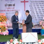 Mục sư Hanh hành nghi thức công bố thành lập Chi Hội