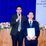 Mục sư Hanh thực hiện nghi thức bổ nhiệm cho Truyền đạo Ksor Tuân, đọc và trao Giáo Vụ lệnh cùng ấn tín, cầu nguyện bổ nhiệm cho tân Quản Nhiệm