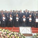 Mục sư Nguyễn Hữu Bình,Chủ tịch HĐTV&TPMS KV II hiệp với Mục sư đoàn đặt tay cầu nguyện.