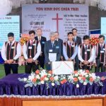 Mục sư Nguyễn Ngọc Thuận cầu nguyện cho Kiêm Quản nhiệm và Hội Thánh