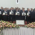 Mục sư Võ Thành Phê UV.HĐGP, UV.HĐTV&TPMS trao giấy Chứng nhận Mục sư.