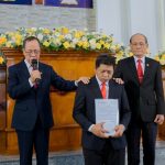 06. Ms Nguyễn Xuân Sanh trao giáo vụ lệnh, ấn tín cùng Ms Trần Đình cầu nguyện Ms tân Quản nhiệm