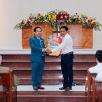 1 – 7 – Uỷ Ban MTTQ Tỉnh Vĩnh Long tặng quà chúc mừng
