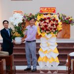 1 – 8 – Đại diện Uỷ Ban và Công An phường An Hội tặng hoa chúc mừng