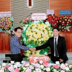 Chính quyền chúc mừng (2)
