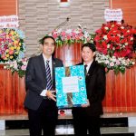 Đại diện TLH chúc mừng