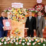 Đại diện TLH chúc mừng