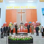 MS Hanh thực hiện nghi thức cung hiến nhà thờ