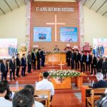 MS Hanh thực hiện nghi thức cung hiến nhà thờ