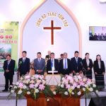 Mục sư Bùi Phụng – UVTLH cầu nguyện cho quản nhiệm và Ban chấp sự